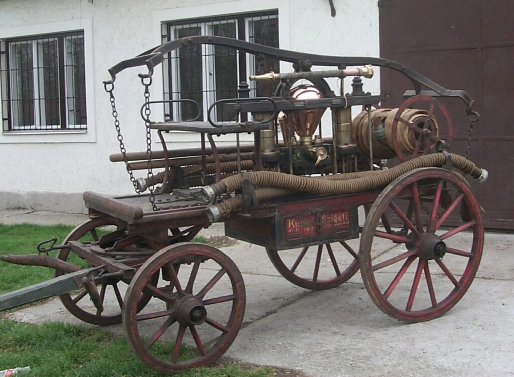 A tűzoltó egyesület fecskendője 1884-ből.